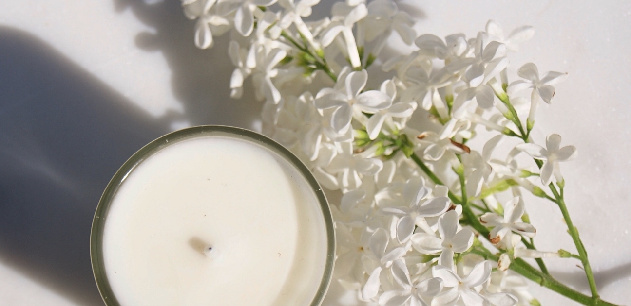 top-candle-white-flowers-homeofjuniper