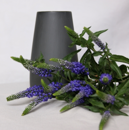 dark-grey-sadie-vase-sue-pryke-homeofjuniper-homeware-purple-flowers