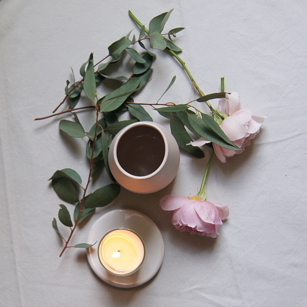 flower-arranging-pink-vase-candle