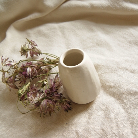 small-neutral-bud-vase-dried-astrantia