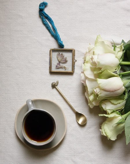roses-mini-brass-frame-espresso-cup-snail-spoon