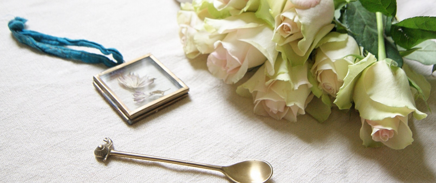 roses-mini-brass-frame-snail-spoon